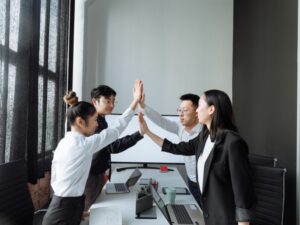 Mỗi thành viên góp vốn trong công ty TNHH 2 thành viên sẽ chịu trách nhiệm hữu hạn trong phạm vi số vốn đã cam kết