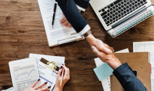 Tư vấn hợp đồng thương mại hỗ trợ pháp lý liên quan đến các loại hợp đồng kinh doanh và thương mại