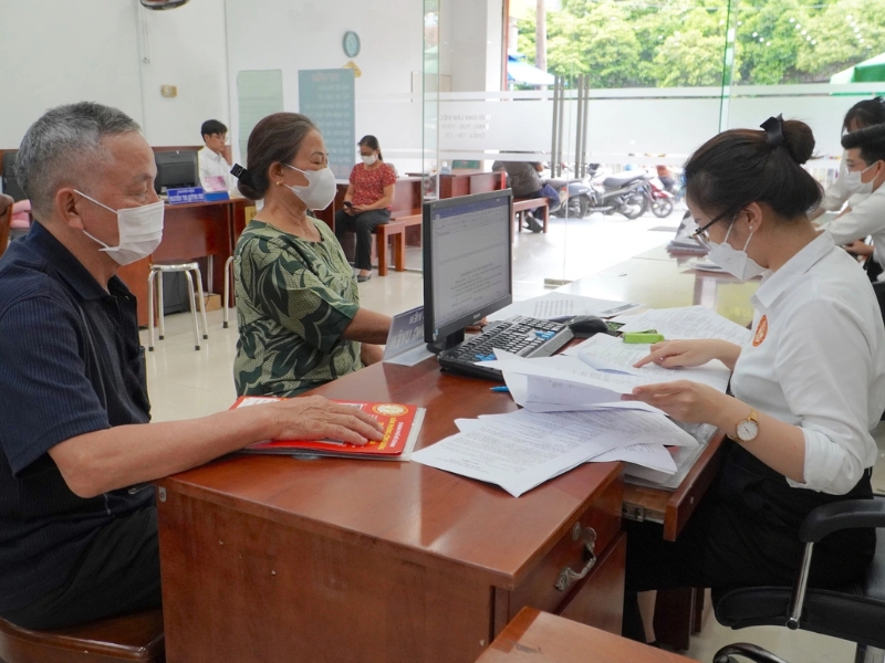 Khi đến văn phòng công chứng, bạn sẽ được công chứng viên hướng dẫn và tiến hành các thủ tục cần thiết