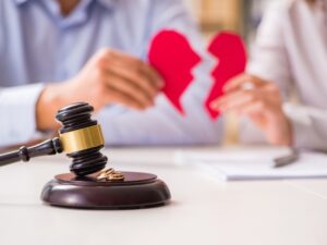 Ly hôn chỉ được chấp nhận khi có quyết định của Tòa án