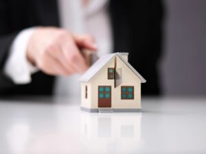 Khi chồng qua đời, một nửa tài sản chung thuộc về người vợ trừ khi vợ chồng có thỏa thuận khác về tài sản trước đó