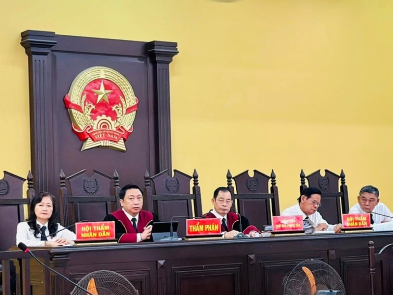 Tòa án sẽ hoãn phiên tòa nếu bị đơn vắng mặt lần đầu, nhưng sẽ xét xử vắng mặt nếu không có lý do hợp lý lần thứ hai