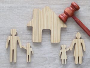 Việc phân định người trực tiếp nuôi con phải thông qua xét xử của Tòa án