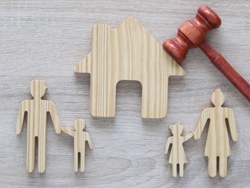 Việc phân định người trực tiếp nuôi con phải thông qua xét xử của Tòa án