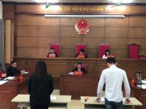 Tòa án yêu cầu sự có mặt của cả hai bên trong phiên họp giải quyết yêu cầu ly hôn