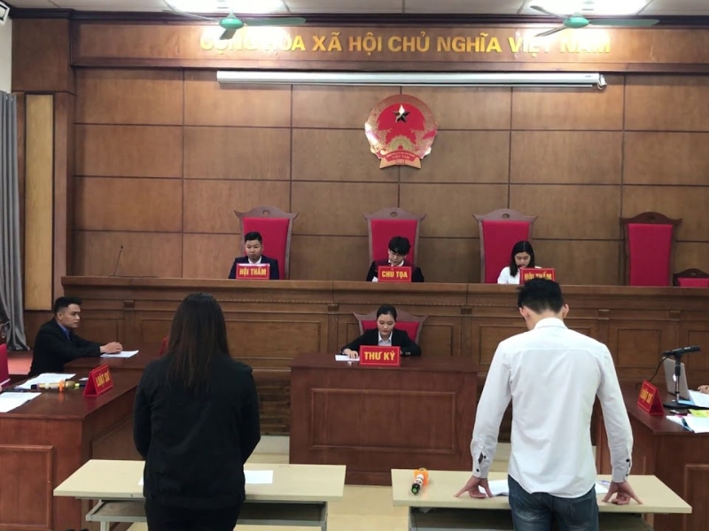 Tòa án yêu cầu sự có mặt của cả hai bên trong phiên họp giải quyết yêu cầu ly hôn