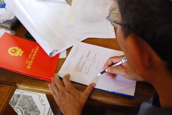 Cần chuẩn bị hồ sơ đầy đủ trước khi thực hiện thủ tục sang tên sổ đỏ khi bố mẹ mất