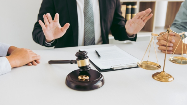 Luật sư ATILAW giúp khách hàng hiểu rõ tội ngoại tình xử phạt như thế nào