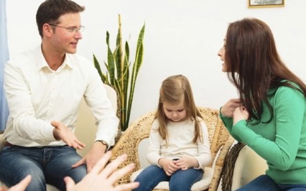 Một số cá nhân có quyền yêu cầu Tòa án hạn chế quyền nuôi con của cha mẹ