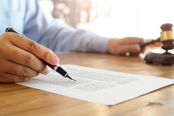 Nộp đơn xin thay đổi quyền nuôi con đến cơ quan có thẩm quyền