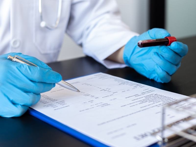 Giấy xác nhận cha con do cơ quan y tế hoặc trung tâm giám định ADN cấp là chứng cứ quan trọng để chứng minh mối quan hệ cha con