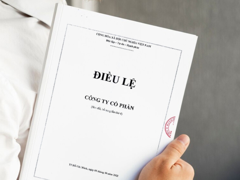 Khi xây dựng hoặc sửa đổi, bổ sung điều lệ, các thành viên, cổ đông sáng lập phải thống nhất các nội dung