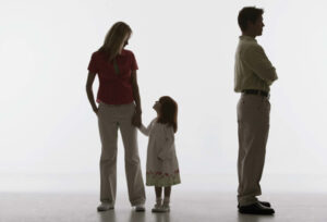 Bố không được nuôi con nhưng vẫn có trách nhiệm và nghĩa vụ với con