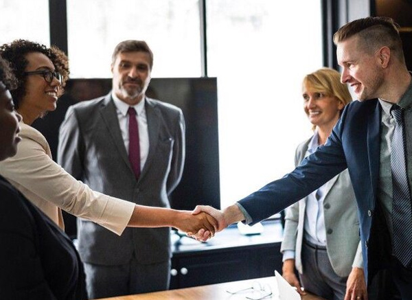 Sự liên kết các công ty tạo ra lợi thế cạnh tranh bằng cách kết hợp sức mạnh của các bên